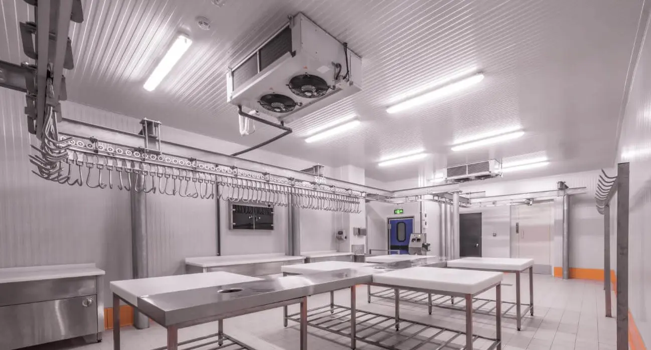 Cold room and refrigeration installation